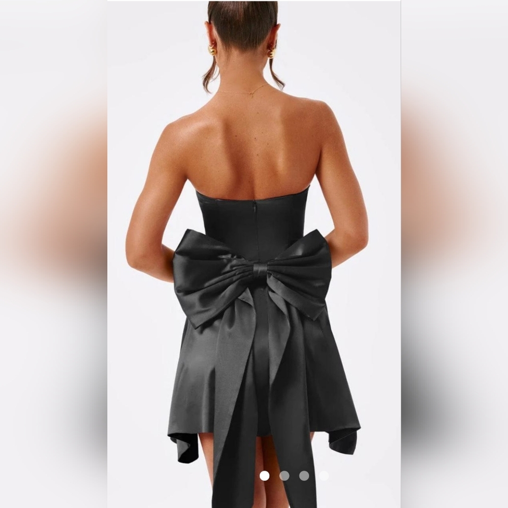 Elegant Black Strapless Dress with Bow